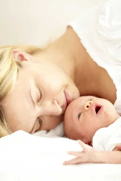 Feliz Joven Relajándose Con Hija Siete Meses Edad —  Fotos de Stock