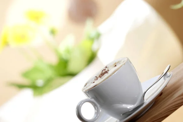 Koffie Met Pluizige Witte Schuim Chocolade Kruimels Beker Close — Stockfoto