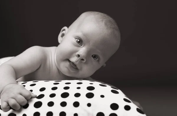 Niedliches Neugeborenes Auf Gepunktetem Kopfkissen Liegend Nahaufnahme — Stockfoto