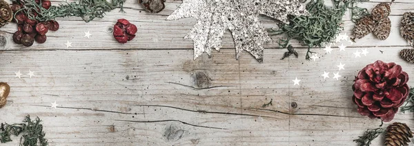 Ahşap arka plan üzerinde neşeli Noel kompozisyon