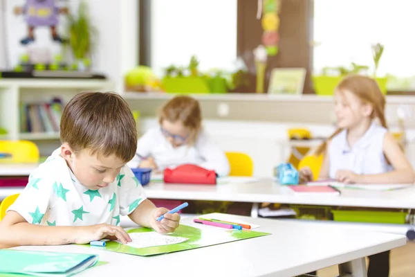 Los Niños Pequeños Hermosos Divierten Escuela Mientras Aprenden Aula — Foto de Stock