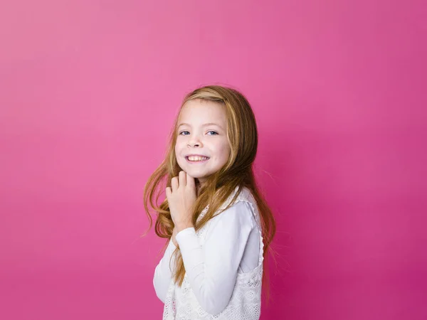 Retrato Menina Bonita Roupas Brancas Sorrindo Olhando Para Câmera Fundo — Fotografia de Stock