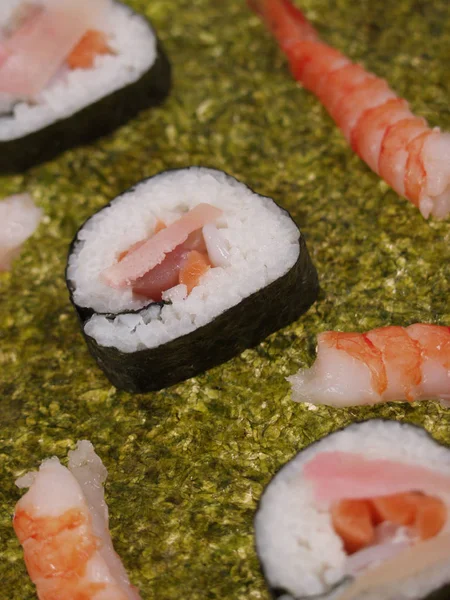 山緑海苔シートで お寿司のクローズ アップ — ストック写真