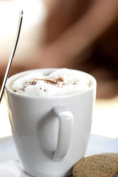 Witte Koffiekopje Met Cappuccino Close — Stockfoto