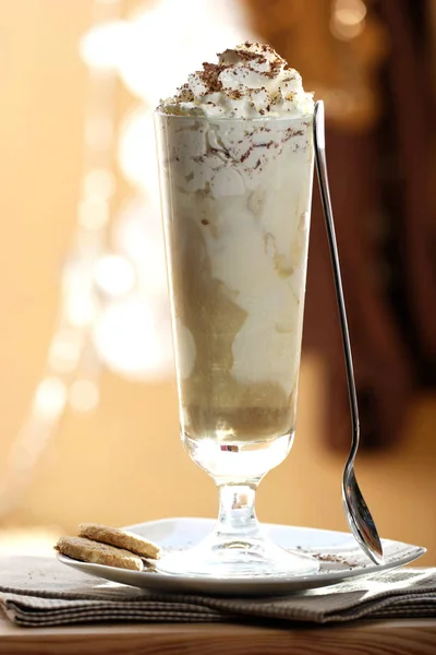 ガラス スプーンやソーサーにクッキーと伝統的なエスプレッソ パンナのクローズ アップ — ストック写真