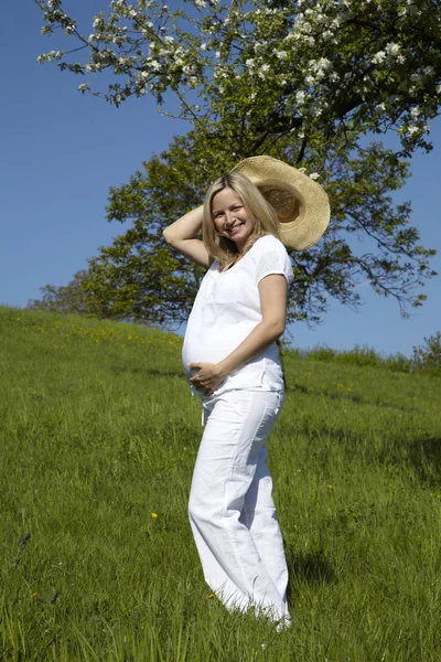 Heureuse Femme Enceinte Debout Avec Chapeau Dans Main Levée Près — Photo