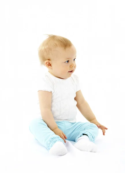 可爱的小婴儿在白色 T恤和蓝色裤子坐在 而摆在白色背景孤立 — 图库照片