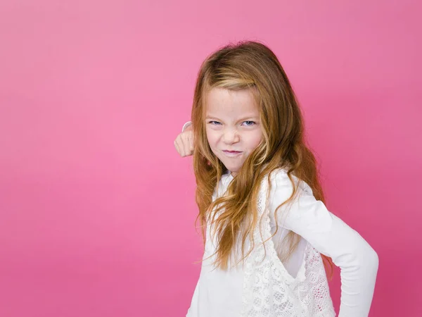 Retrato Menina Com Emoção Agressiva Roupas Brancas Fundo Rosa — Fotografia de Stock