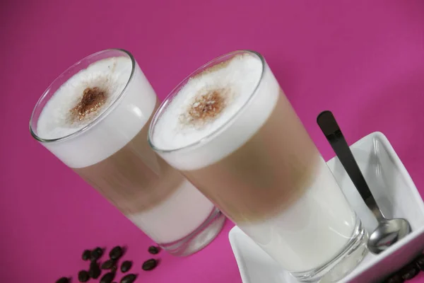 Glasögon Caffe Latte Med Kaffebönor Ljusa Rosa Bakgrund Närbild — Stockfoto