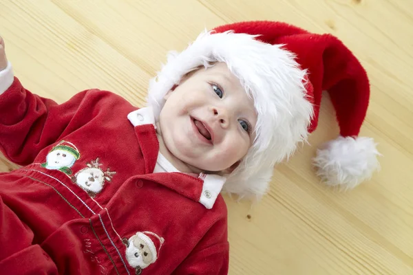 Bonito Pequeno Bebê Vermelho Papai Noel Traje Sorrindo Deitado Chão — Fotografia de Stock