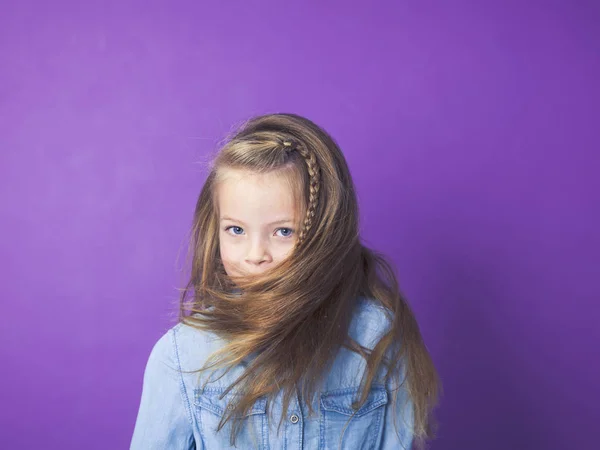 Retrato Bonito Menina Vestindo Camisa Jeans Azul Frente Fundo Violeta — Fotografia de Stock