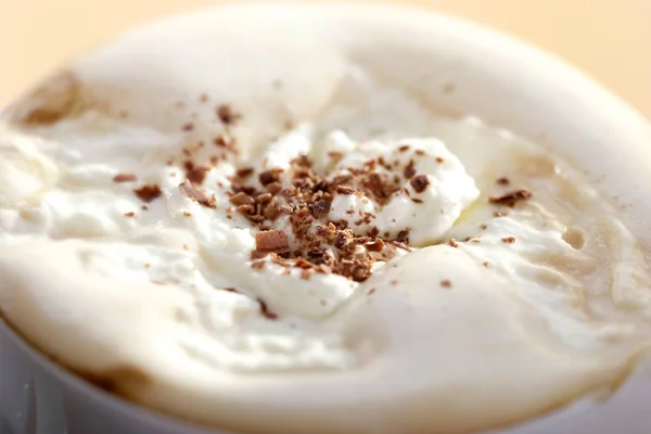 Kaffe Med Fluffiga Vita Skum Och Choklad Smulor Cup Närbild — Stockfoto