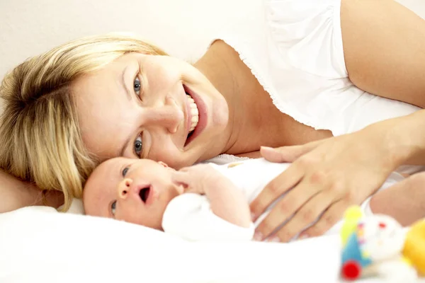 Jovem Feliz Relaxando Com Sua Filha Sete Meses Idade — Fotografia de Stock