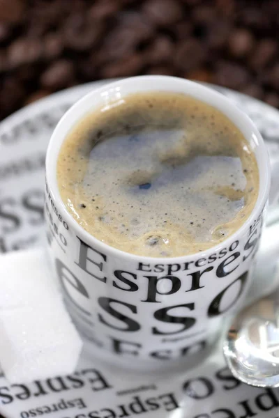Espresso Decoratieve Cup Bruin Onscherpe Achtergrond — Stockfoto