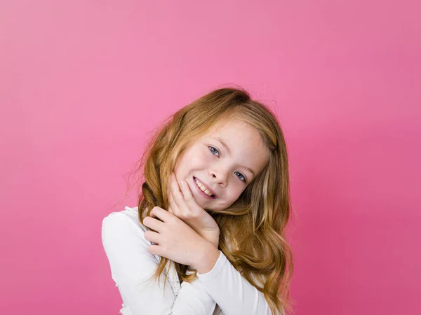 Retrato Menina Satisfeita Feliz Roupas Brancas Olhando Para Câmera Com — Fotografia de Stock