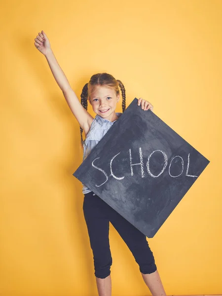 Écolière Blonde Tenant Tableau Noir Avec École Mot Posant Devant — Photo