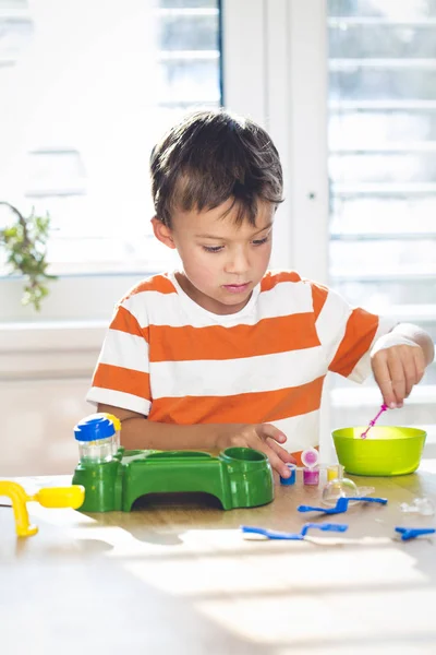 Niño Pequeño Experimentando Con Colores Mientras Está Sentado Mesa Cerca —  Fotos de Stock