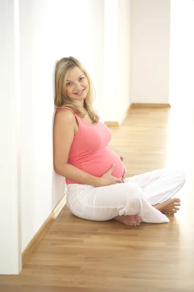 Ευτυχισμένος Έγκυος Γυναίκα Κοιτάζοντας Κάμερα Και Κοίλο Την Κοιλιά Της — Φωτογραφία Αρχείου