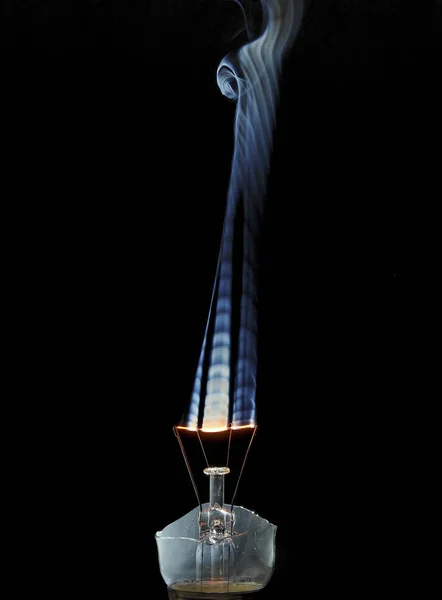 Gebroken Geblazen Lamp Met Rook Zwarte Achtergrond Close — Stockfoto