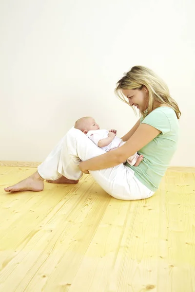 Feliz Madre Jugando Con Hija Siete Meses — Foto de Stock