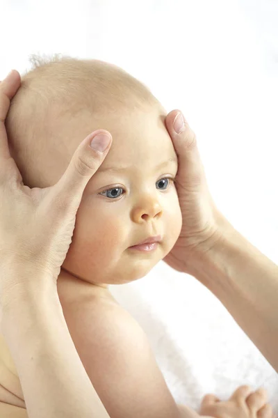 Jonge Vrouw Masseren Zeven Maanden Oude Baby — Stockfoto