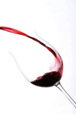 kırmızı şarap kadehinin beyaz zemin üzerine izole içinde dökme yakın çekim 