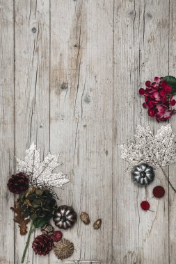 Beyaz ahşap masa üstünde sonbahar hasat arkaplanının üst görünümü