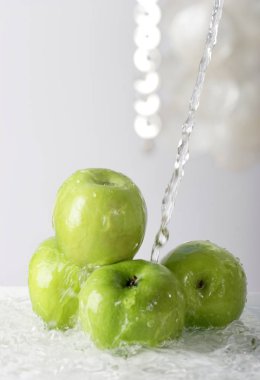 yeşil elma, yığının üstüne dökülen su yakın çekim  