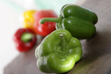 ahşap arka plan üzerinde renkli biber yığını yakın çekim 