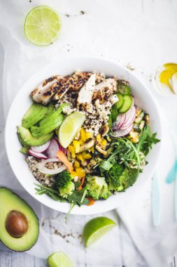 Quinoa ve bulgur sebze ve tavuk parçaları kase, sağlıklı beslenme kavramı ile