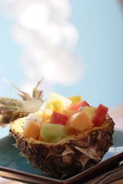 Ananas taze tropikal meyve salatası fulled