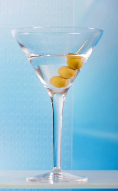üzerinde mavi arka plan, zeytinli martini cam yakın çekim