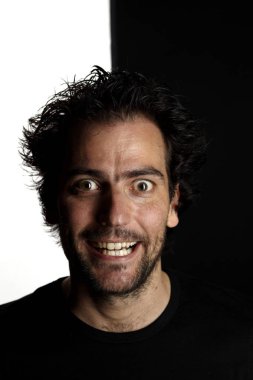 büyük gözler, yakın çekim kamera bakarken sakallı Brunet adam yapması portresi