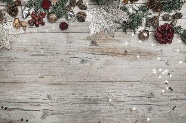 Ahşap arka plan üzerinde neşeli Noel kompozisyon