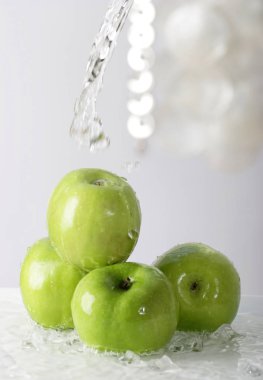 yeşil elma, yığının üstüne dökülen su yakın çekim  