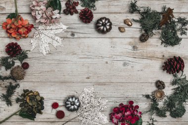 Beyaz ahşap masa üstünde sonbahar hasat arkaplanının üst görünümü