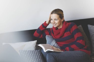 yastık ile kanepede oturan ve oturma odası, macera kitap okuma güzel kadın 