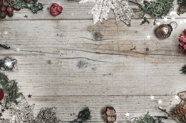 Ahşap arka plan üzerinde neşeli Noel kompozisyon