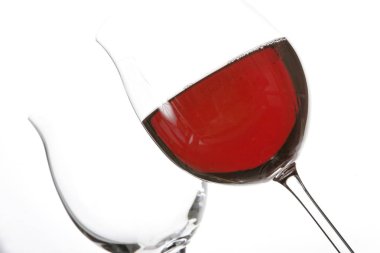 boş ve dolu beyaz zemin üzerine izole kırmızı şarap kadehlerin ile yakın çekim 