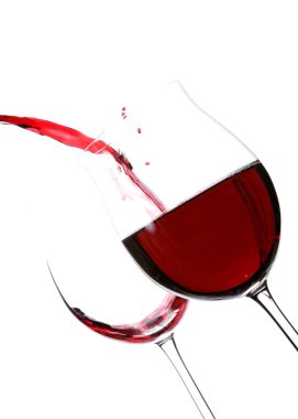 kırmızı şarap kadehinin beyaz zemin üzerine izole içinde dökme yakın çekim 