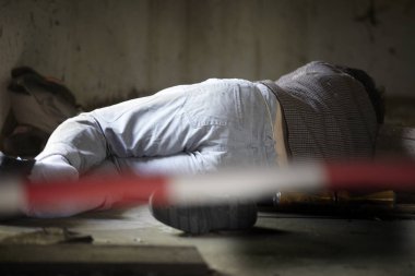 kirli elbiseli dilenci adam yerde yatan ve ihmal edilen binada uyku 