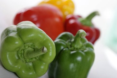 ahşap arka plan üzerinde renkli biber yığını yakın çekim 