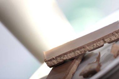 Çikolata tabağı üzerinde arka plan üzerinde süt ile yakın çekim  