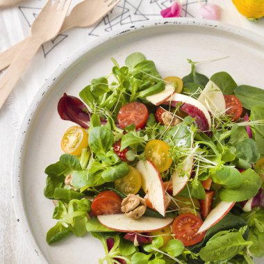 elma, ceviz ve sebzeli salata.