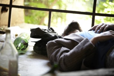 kirli elbiseli dilenci adam yerde yatan ve ihmal edilen binada uyku 