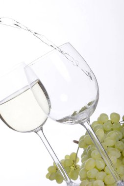 beyaz şarap kadehinin arka plan, üzüm ile dökme yakın çekim 