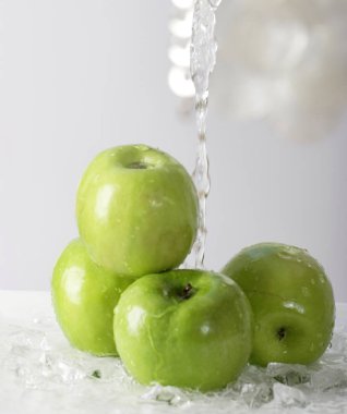 Olgun yeşil elma dökülen su yakın çekim  