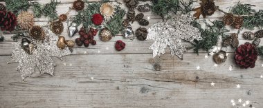 Ahşap arka plan üzerinde neşeli Noel kompozisyon