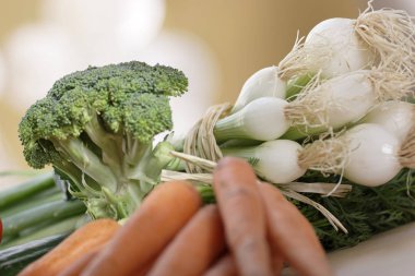 Olgun taze havuç ile demet yeşil soğan ve brokoli, yakın çekim yığını  