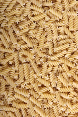sarı pişmemiş İtalyan fusilli makarna yığını, yakın çekim 